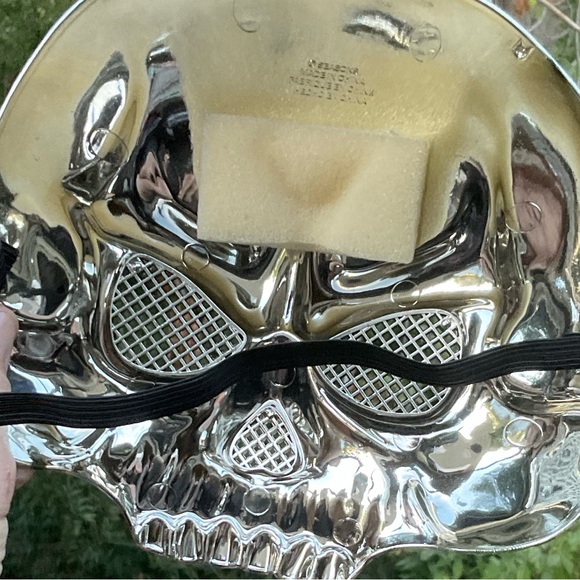 Gold metallic skeleton face mask with elastic back strap, adult or teen - Picture 7 of 8